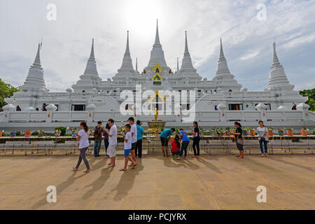 Samut Prakan , della Thailandia - 27 lug 2018 : un sacco di gente luce sventolando rito intorno alla pagoda bianca di Wat Asokkaram Foto Stock