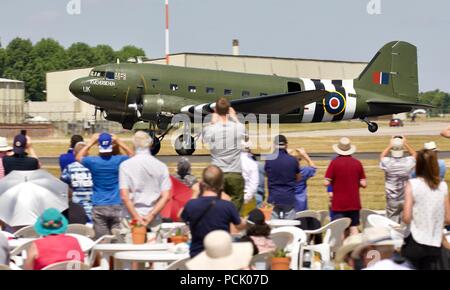 RAF Battle of Britain Memorial Flight C-47 Dakota prendendo il largo davanti a spettatori al 2018 Royal International Air Tattoo Foto Stock