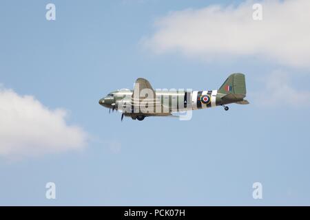 RAF Battle of Britain Memorial Flight C-47 Dakota ZA947 è ora verniciati per rappresentare Dakota FZ692 di n. 233 Squadrone, intorno al D-giorno periodo nel 1944 Foto Stock