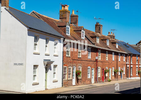 Wareham Dorset Inghilterra Agosto 02, 2018 vecchio cottage a West Street con decorazioni floreali Foto Stock