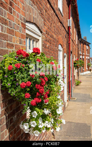 Wareham Dorset Inghilterra Agosto 02, 2018 vecchio cottage a West Street con decorazioni floreali Foto Stock