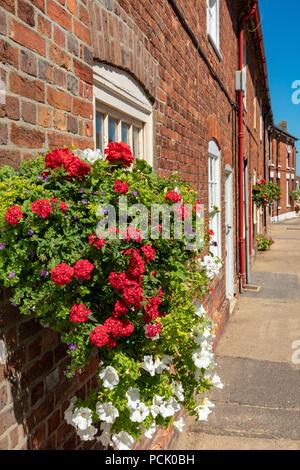 Wareham Dorset Inghilterra Agosto 02, 2018 vecchio cottage a West Street con decorazioni floreali Foto Stock