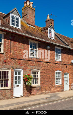 Wareham Dorset Inghilterra Agosto 02, 2018 vecchio cottage a West Street con decorazioni floreali Foto Stock