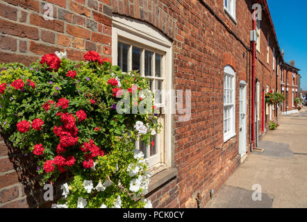 Wareham Dorset Inghilterra Agosto 02, 2018 vecchio cottage a West Street con decorazioni floreali Foto Stock