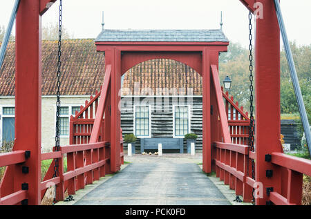 Il ponte di accesso di Bourtange, olandese un villaggio fortificato nella provincia di Groninga nel nord dei Paesi Bassi Foto Stock