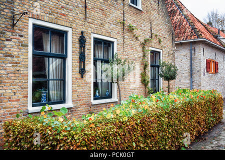 La parete laterale con finestra di una casa di Bourtange, olandese un villaggio fortificato nella provincia di Groninga nel nord dei Paesi Bassi Foto Stock