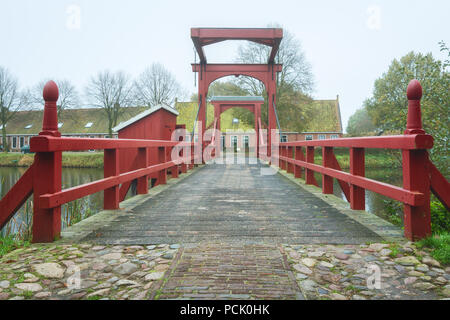 Il ponte di accesso di Bourtange con sulla sinistra l'accesso a un vecchio wc al di sopra del fossato, un olandese villaggio fortificato nella provincia di GRO Foto Stock