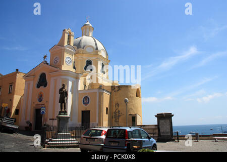 Il Santuario di Santa Maria delle Grazie Incoronata e la statua di bronzo di Antonio Scialoja in Corricella a Procida, Golfo di Napoli, Italia Foto Stock