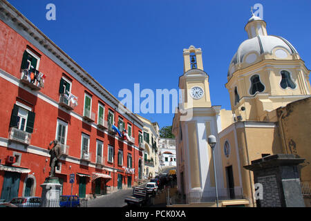 Il Santuario di Santa Maria delle Grazie Incoronata e la statua di bronzo di Antonio Scialoja in Corricella a Procida, Golfo di Napoli, Italia Foto Stock