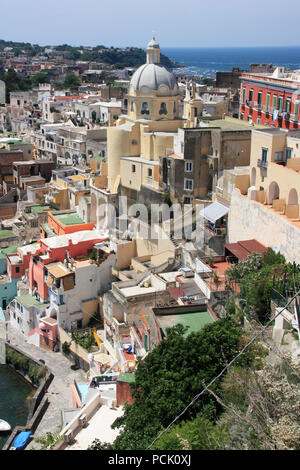 Vista panoramica del Santuario di Santa Maria delle Grazie Incoronata di Corricella a Procida, Golfo di Napoli, Italia Foto Stock