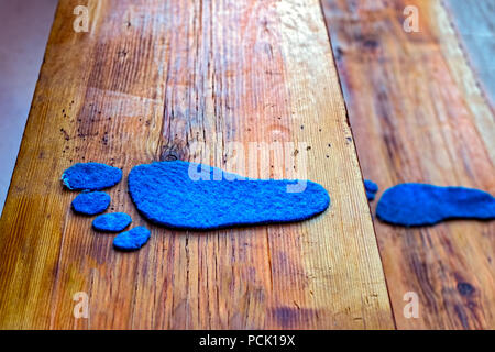 Footprint di blu su scale di legno Foto Stock