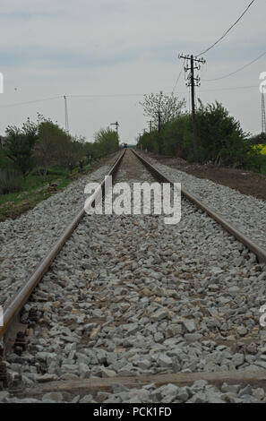 I binari ferroviari con pietre bianche copertura di esso Foto Stock