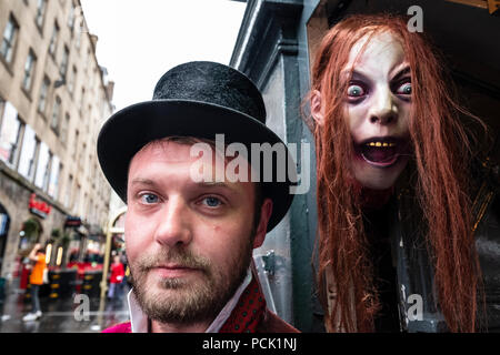 Guida e chiosco per Edinburgh's Underground Ghost tours sul Royal Mile di Edimburgo, Scozia, Regno Unito Foto Stock