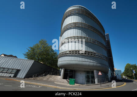 Edificio di stile moderno che ospita la facoltà di scienze della salute e scienze mediche sulla Stag Hill Campus, Università del Surrey, Guildford, Regno Unito Foto Stock