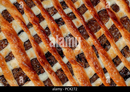 In casa la torta di mele con un traliccio di sfoglia di pasta coperto con cannella e zucchero semolato.jpg Foto Stock