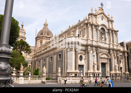 Sicilia Italia Catania Piazzo Duomo cattedrale barocca patrono Sant Agata G B Vaccarini facciata laterale cupola dome di clock tower statue sculture tree Foto Stock