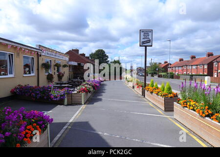 Minatori Swillington Welfare Club mette su un display a colori di piantatrici fuori il club ingresso Foto Stock