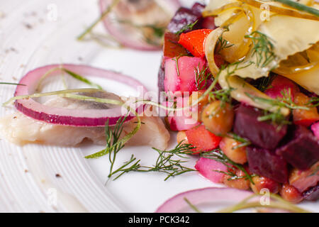 Tradizionale tedesco con insalata di bietole, Apple, uova e le aringhe in una ciotola, il fuoco selettivo Foto Stock