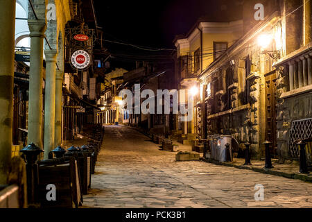 Veliko Tarnovo città, Bulgaria - 23 Marzo 2017 via pedonale di notte Foto Stock