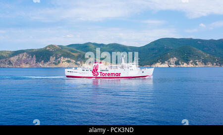 La Toremar Oglasa traghetto passeggeri vela lungo la costa nord dell'isola d'Elba, Toscana, Italia Foto Stock