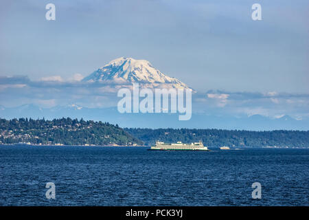Puget Sound con il Monte Rainier al di sopra di Seattle in background, nello stato di Washington, USA. Foto Stock