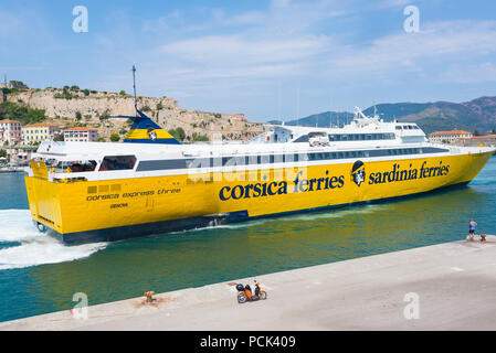La Corsica ferries veloce traghetto passeggero arriva al porto di Portoferraio, Isola d'Elba, Toscana, Italia Foto Stock