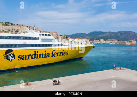 La Corsica ferries veloce traghetto passeggero arriva al porto di Portoferraio, Isola d'Elba, Toscana, Italia Foto Stock