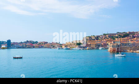 Portoferraio città medievale e il porto visto dal mare, l'isola d'Elba, Toscana, Italia Foto Stock