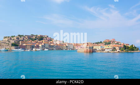 Portoferraio città medievale e il porto visto dal mare, l'isola d'Elba, Toscana, Italia Foto Stock