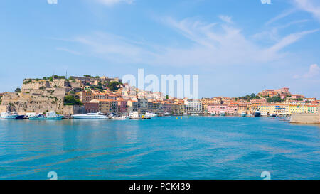 Portoferraio città medievale e il porto visto dal mare, l'isola d'Elba, Toscana, Italia Foto Stock