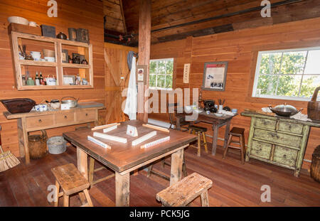 Gli uomini cinesi's Bunkhouse al Britannia cantieri Sito Storico di Steveston, BC, Canada. Ci sono stati spesso 100 uomini in un edificio di quasi 100 x 50 piedi. Qui è la cucina con i pezzi di gioco sul tavolo Foto Stock