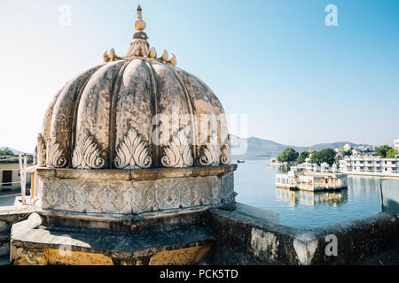 Bagore Ki Haveli e Mohan Tempio con lago Pichola in Udaipur, India Foto Stock