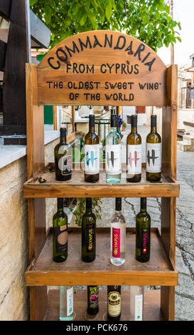 Omodos, Cipro. Maggio 2018. Un supporto locale di vendita vino dolce nel tradizionale villaggio di Omodos a Cipro. Foto Stock