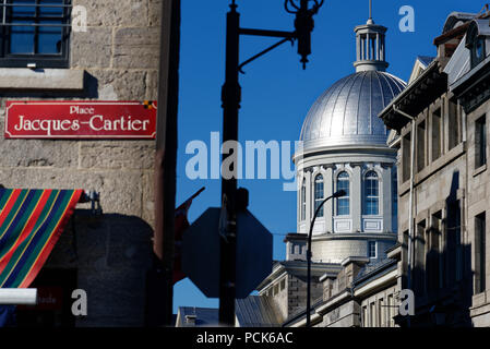 Una vista da place Jacques Cartier lungo Rue St Paul in Montreal del Porto Vecchio con la cupola del Marché Bonsecours dietro Foto Stock