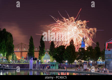 Il Montreal International fuochi d'artificio la concorrenza con il Porto di Montreal e Ponte Vecchio Porto di Clock Tower e Bassin Bonsecours Foto Stock