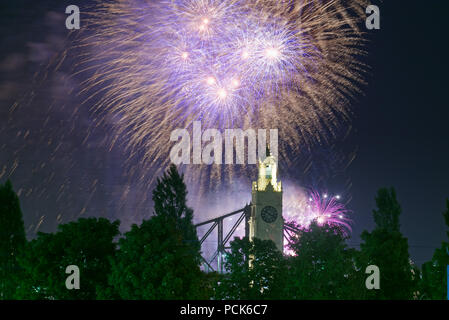 Il Montreal International fuochi d'artificio la concorrenza con il Porto di Montreal e Ponte Vecchio Porto Torre dell Orologio Foto Stock