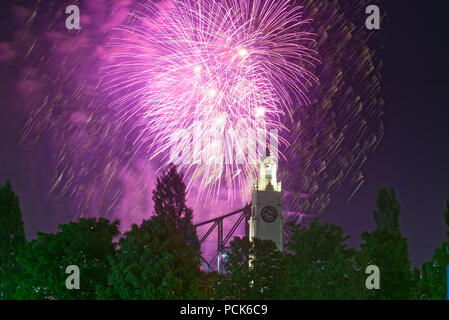 Il Montreal International fuochi d'artificio la concorrenza con il Porto di Montreal e Ponte Vecchio Porto Torre dell Orologio Foto Stock