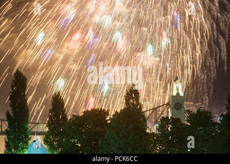 Il Montreal International fuochi d'artificio la concorrenza con il Porto di Montreal e Ponte Vecchio Porto Torre dell Orologio Foto Stock