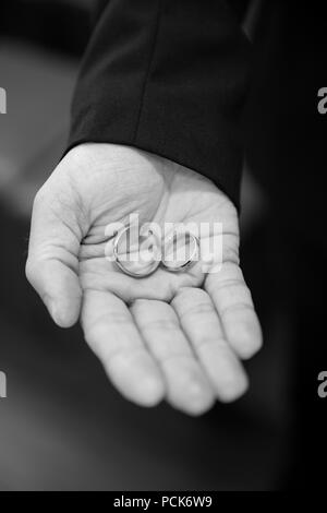 Uomo migliore azienda fedi Foto Stock