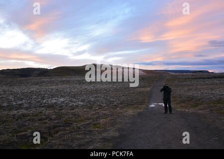 Le persone che si recano al vulcano Krafla in Islanda per fare una passeggiata a piedi Foto Stock