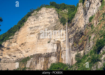 Cascata Kinchkha vicino Okatse canyon, Imereti, Georgia. Foto Stock