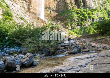 Cascata Kinchkha vicino Okatse canyon, Imereti, Georgia. Foto Stock