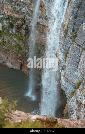 Cascata Kinchkha vicino Okatse canyon, Imereti, Georgia. Foto Stock