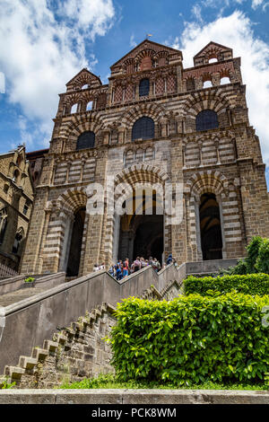 Cattedrale di Nostra Signora dell Annunciazione o la Cattedrale di Notre Dame du Puy nella città di Le Puy-en-Velay in Auvergne-Rhone-Alpes regione della Francia. Foto Stock