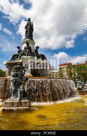 Crozatier fontane in Breuil piazza della città di Le Puy-en-Velay in Auvergne-Rhone-Alpes regione del centro-sud della Francia. Foto Stock