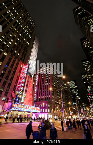 Vista notturna della Radio City Music Hall di Manhattan, New York City, NY, Stati Uniti Foto Stock