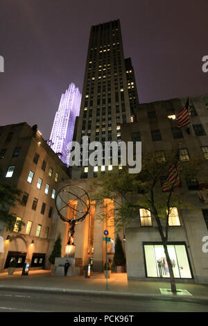 Vista notturna della scultura di Atlante che tiene il mondo nelle sue mani di fronte al Rockefeller Center di Manhattan, New York City, NY, Stati Uniti Foto Stock