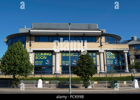 L'ex sede della società televisiva bskyb in isleworth, middlesex, Inghilterra, viene convertito in un appartamento edificio chiamato iconblu Foto Stock