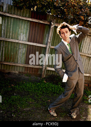 Frank Woodly che pongono nel suo solito confusi e preoccupati o stato. Famoso Melbournian, comico australiano. Foto Stock