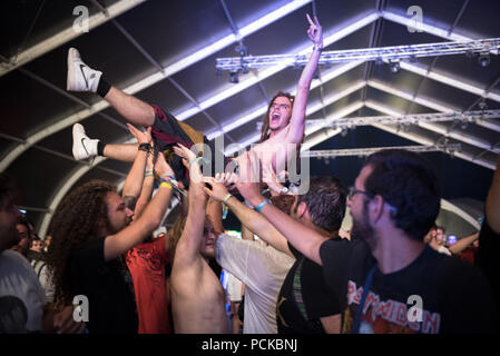 BONTIDA, Romania - 22 luglio 2018: Guy folla facendo surf, stage diving durante un cancro pipistrelli concerto dal vivo presso il castello di elettrico festival Foto Stock